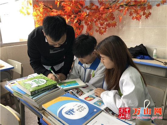 老师正在辅导学生学习