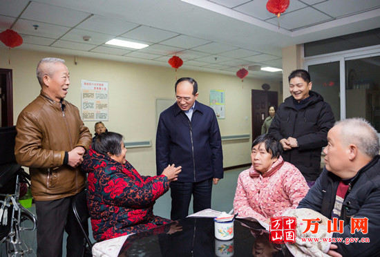 田玉军走访慰问困难党员,贫困户,困难职工和养老服务中心老人