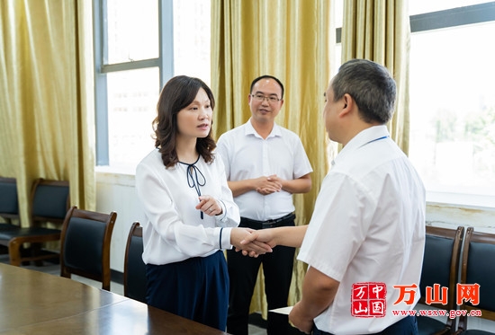 田艳教师节前夕到部分学校走访慰问 区内要闻 万山网